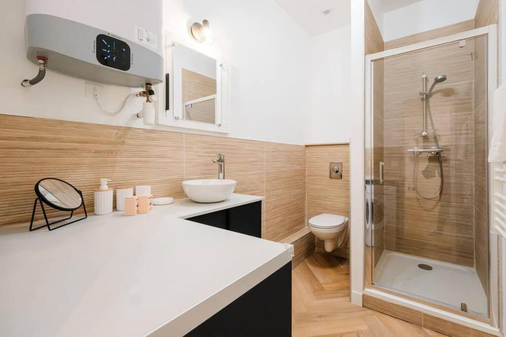 Bright And Peaceful T2 In Town Center Ail Apartment *
