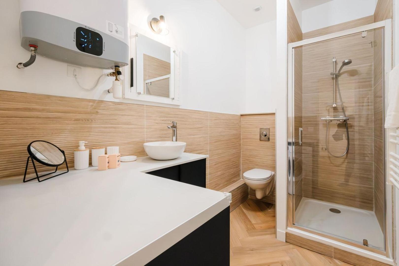 Bright And Peaceful T2 In Town Center Ail Apartment Lyon